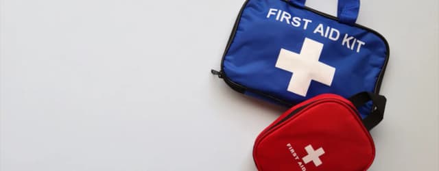 Co znajdziemy w apteczce pierwszej pomocy? Kluczowe elementy, które ratują życie
