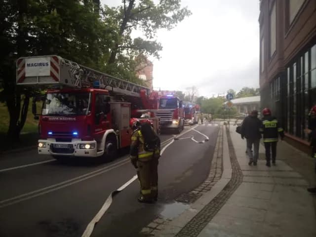 Ile kosztuje wezwanie straży pożarnej? Prawda o opłatach w Polsce