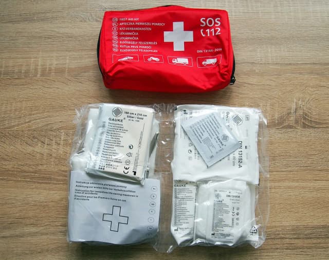 Czego nie powinna zawierać apteczka samochodowa dla bezpieczeństwa?