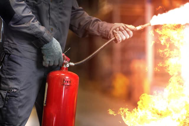 Co gasimy gaśnicą pianową? Skuteczne metody i ważne zasady