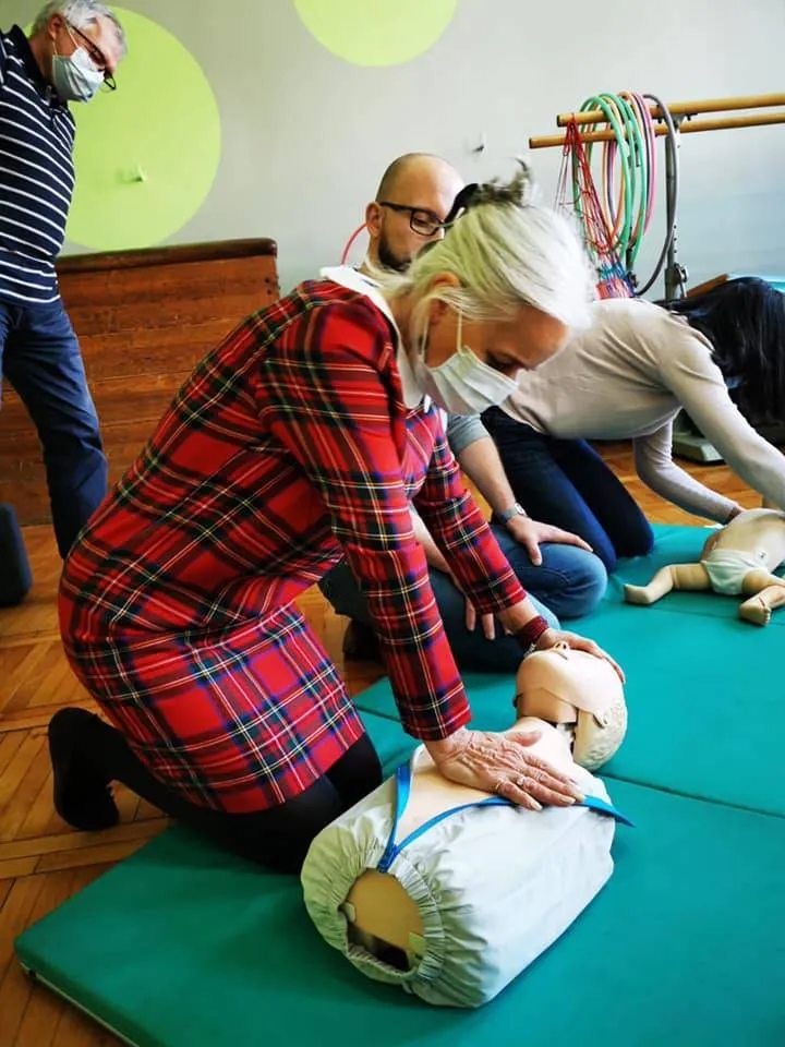 Jak często odbywa się szkolenie z pierwszej pomocy dla nauczycieli?