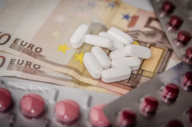 Apteczka podróżna co zabrać: Kluczowe elementy, które uratują zdrowie